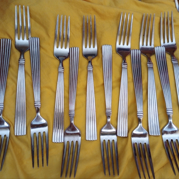 6 Reed & Barton 18/0 Stainless Crescendo II Dinner Forks 8 1/8" - Picture 1 of 2